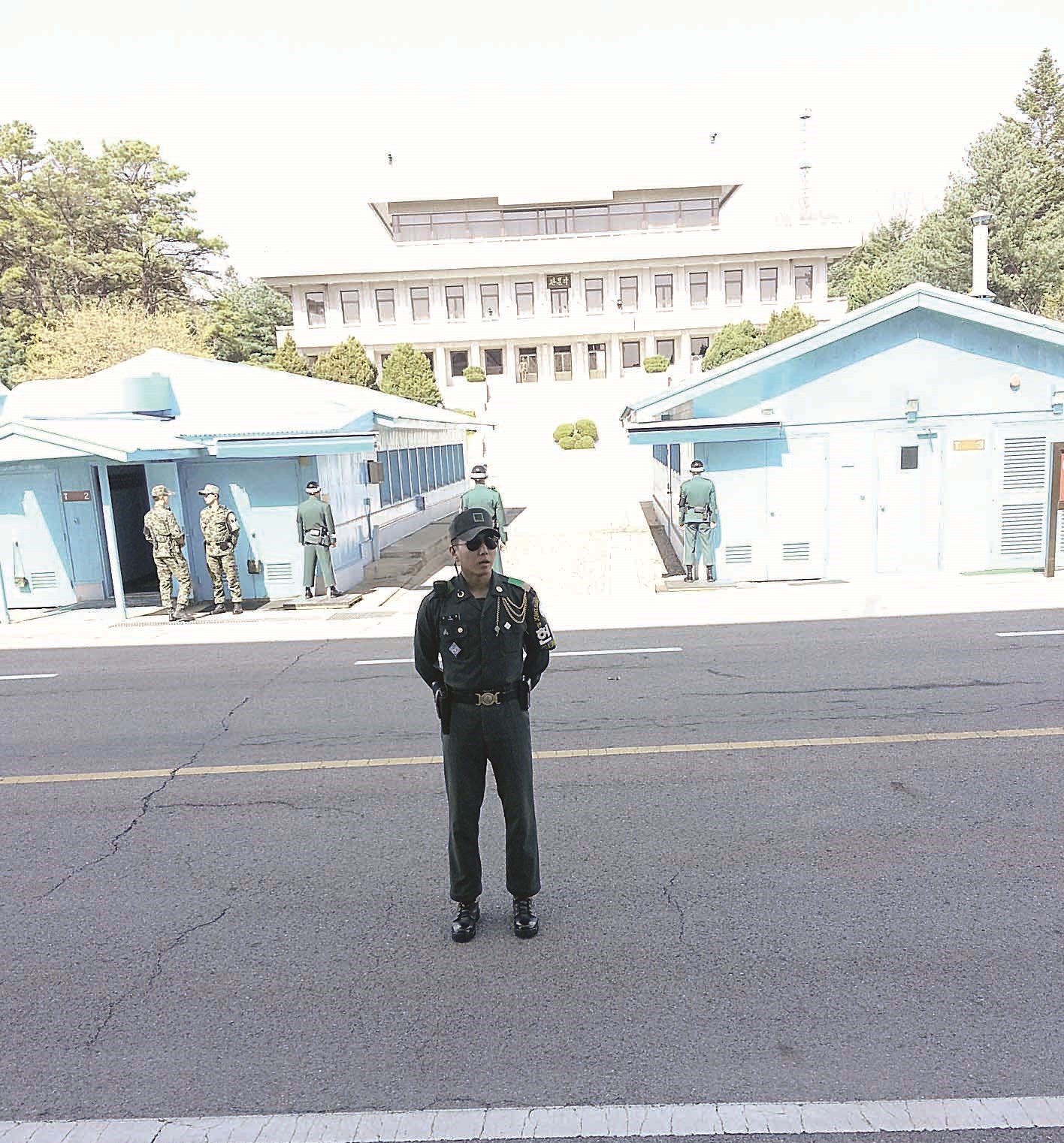 u062cu0646u0648u062f u0639u0644u0649 u0627u0644u062cu0627u0646u0628 u0627u0644u062cu0646u0648u0628u064a u0642u0631u0628 u0645u0628u0627u0646u064a u0627u0644u0623u0645u0645 u0627u0644u0645u062au062du062fu0629 u0639u0644u0649 u0627u0644u062eu0637 u0627u0644u062du062fu0648u062fu064a u0627u0644u0641u0627u0635u0644 u0645u0628u0627u0634u0631u0629 u0648u0645u0642u0627u0628u0644u0647u0645 u0645u0628u0646u0649 u0641u064a u0643u0648u0631u064au0627 u0627u0644u0634u0645u0627u0644u064au0629