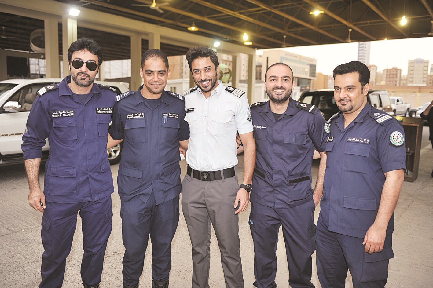 فاحصو السيارات في لقطة جماعية (تصوير نور هنداوي)