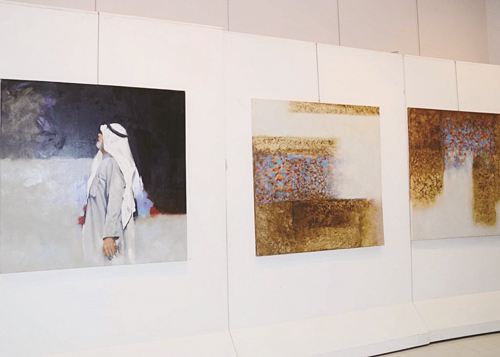 من لوحات المعرض