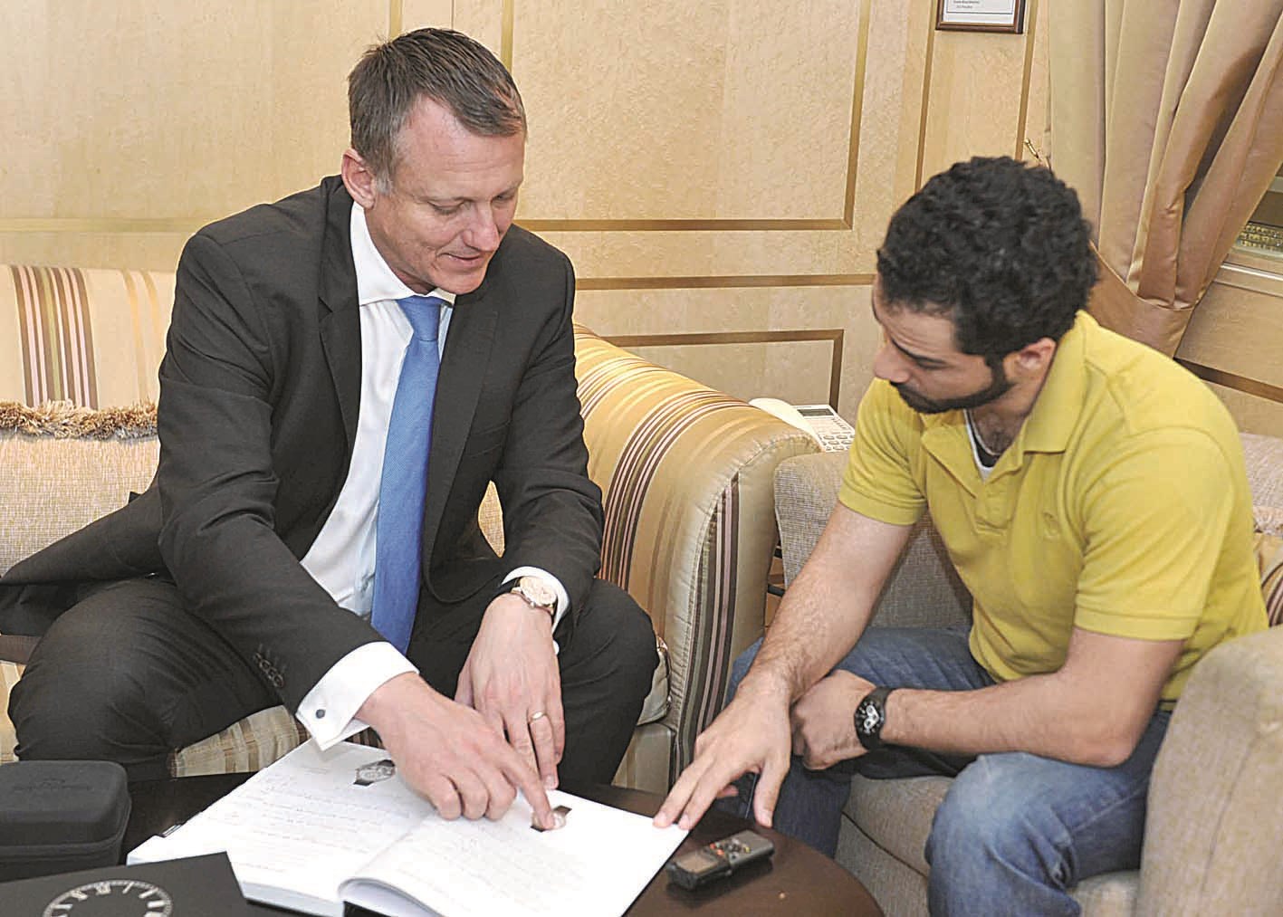 آلن موضحاً للزميل علاء محمود تفرّد الساعة (تصوير سعد هنداوي)