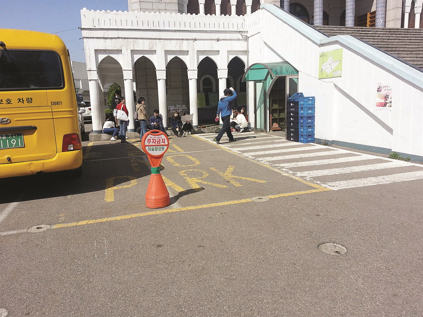 طلاب ثانوية من سيول يزورون المسجد