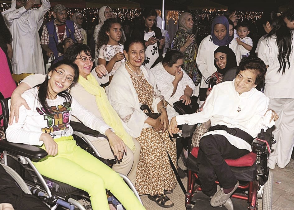 شيخة العبدالله متوسطة عدداً من ذوي الإعاقة