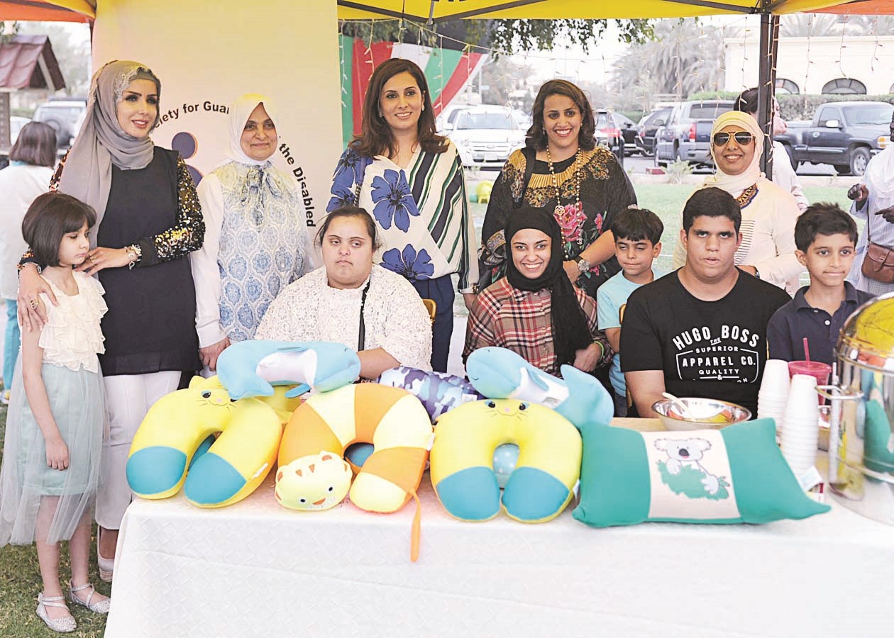 الصبيح والمشاري والغانم مع بعض ذوي الإعاقة والحضور (تصوير سعد هنداوي)