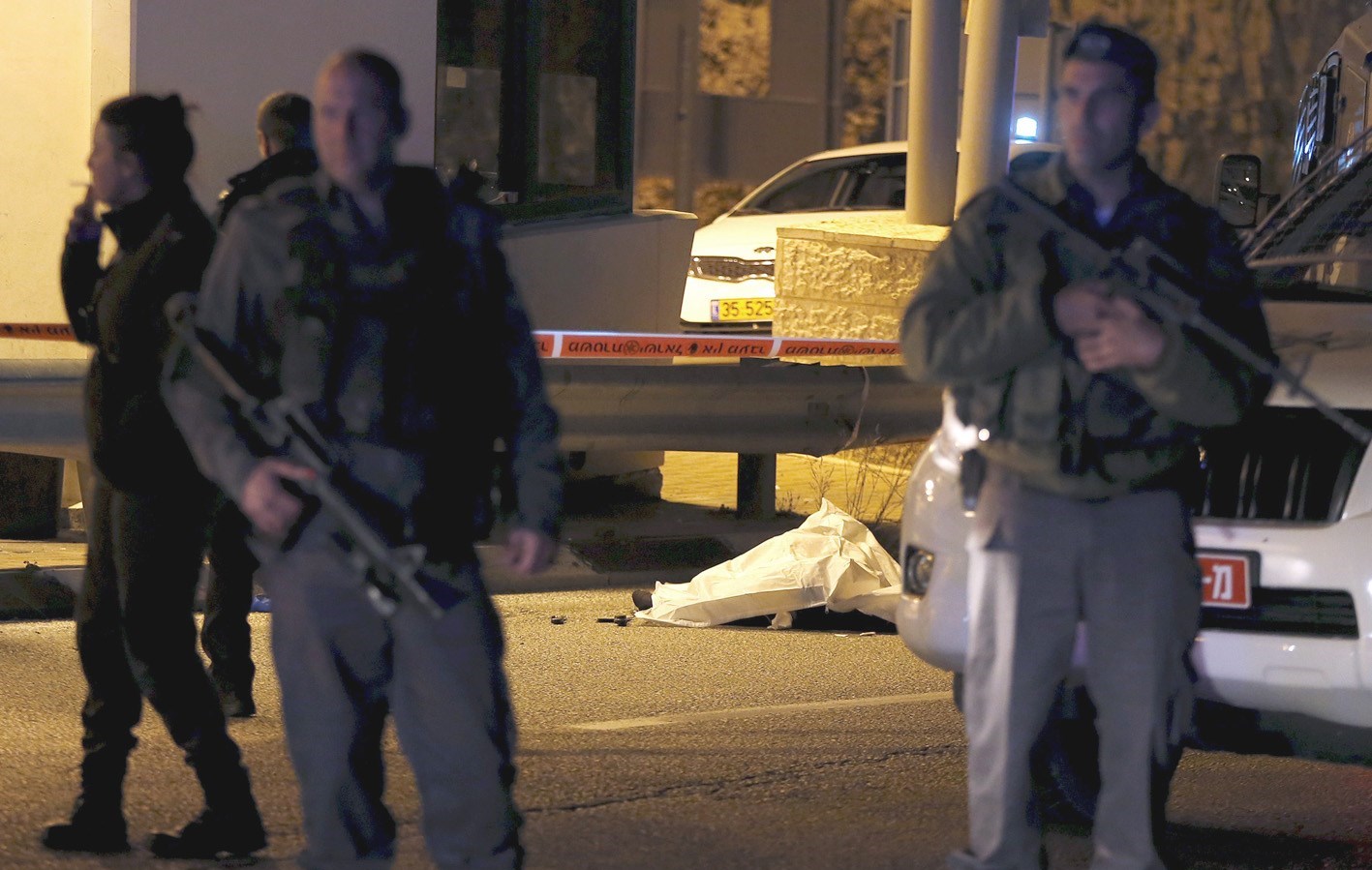 u062cu0646u0648u062f u0625u0633u0631u0627u0626u064au0644u064au0648u0646 u064au0642u0641u0648u0646 u0625u0644u0649 u062cu0627u0646u0628 u062cu062bu0629 u0627u0644u0641u0644u0633u0637u064au0646u064a u0641u064a u0627u0644u0642u062fu0633b (u0631u0648u064au062au0631u0632)