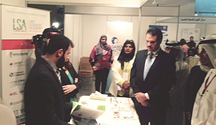 الحربي يطلع على محتويات المعرض  (تصوير نور هنداوي)