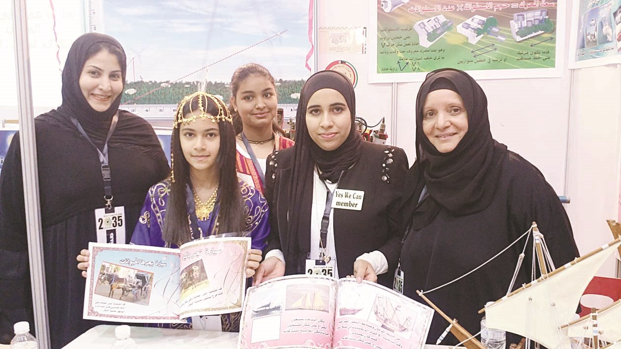 عدد من معلمات القادسية مع بعض الطالبات