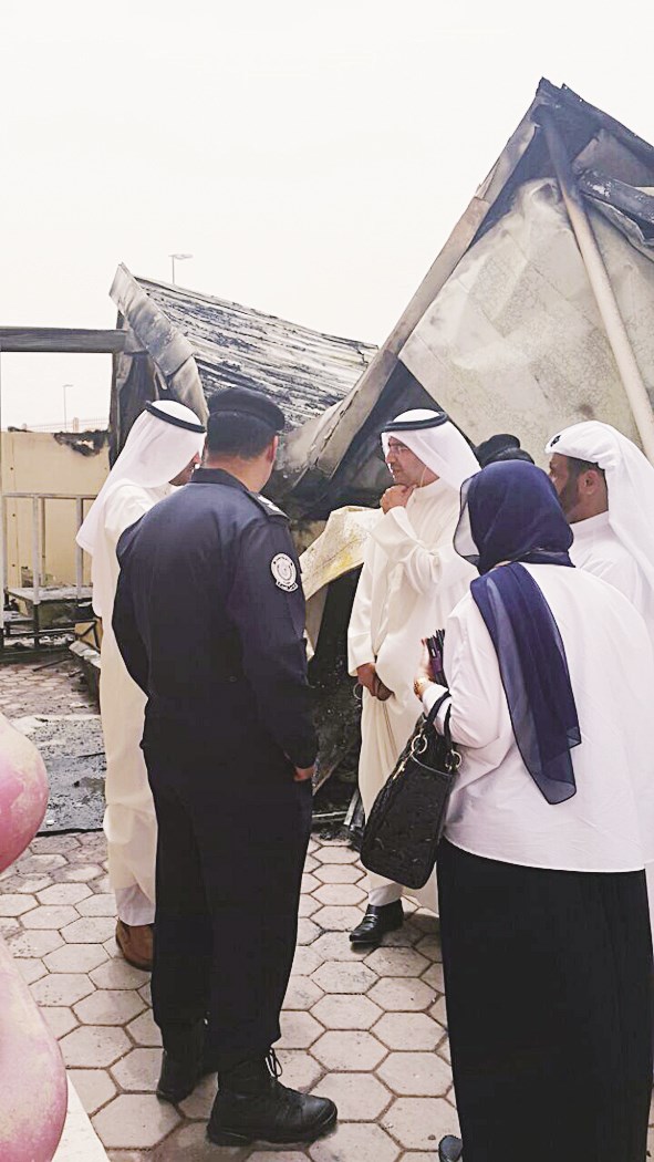 الأثري يتفقد حال المدرسة بعد الحريق