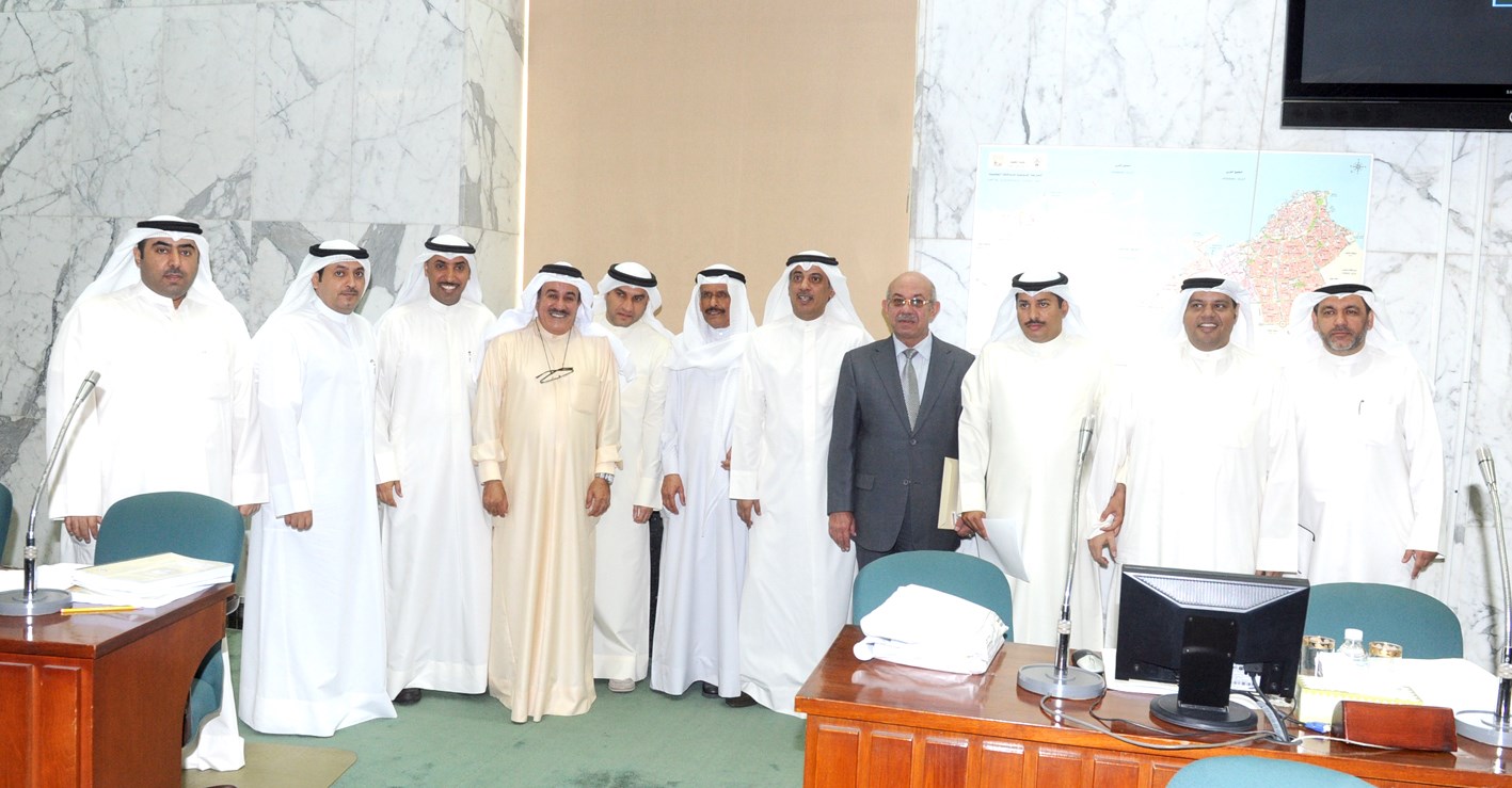 لقطة جماعية لأعضاء المجلس البلدي مع الجهاز التنفيذي