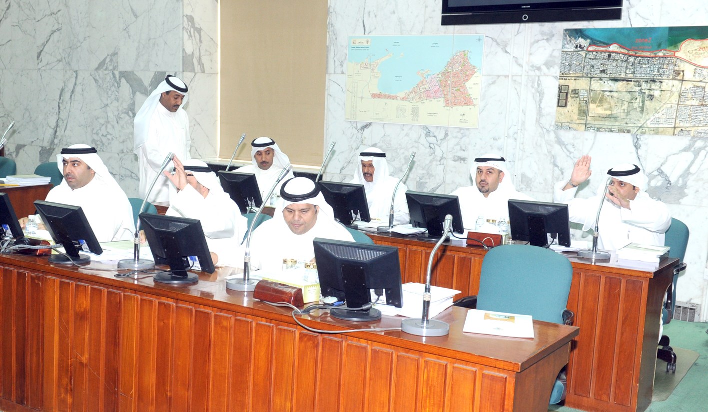 الأعضاء في متابعة لأحداث الجلسة   (تصوير زكريا عطية)