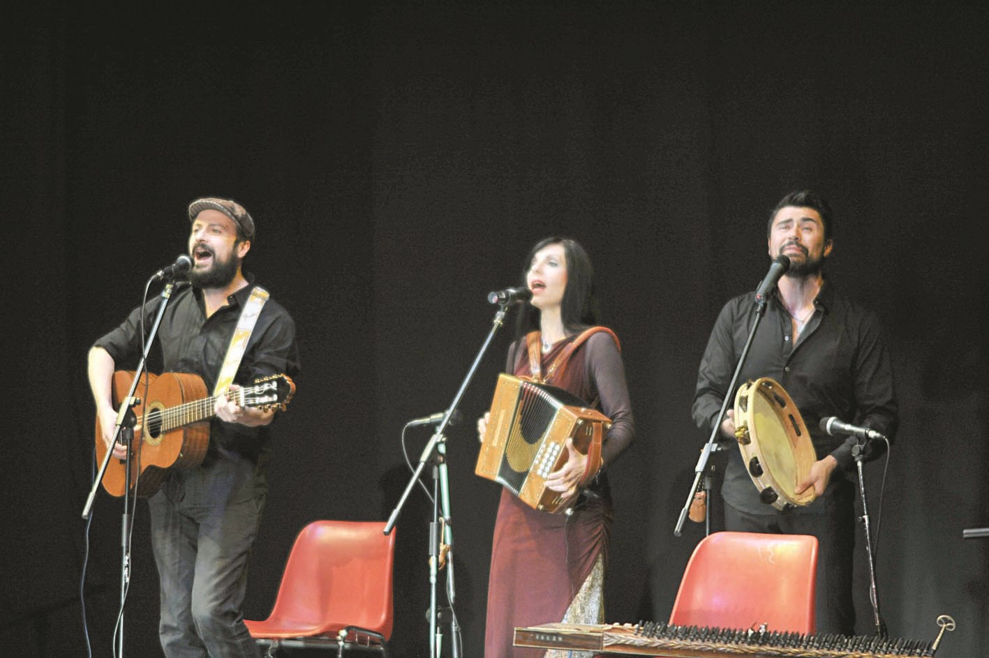 عدد من أعضاء فرقة «La Notta della Taranta»