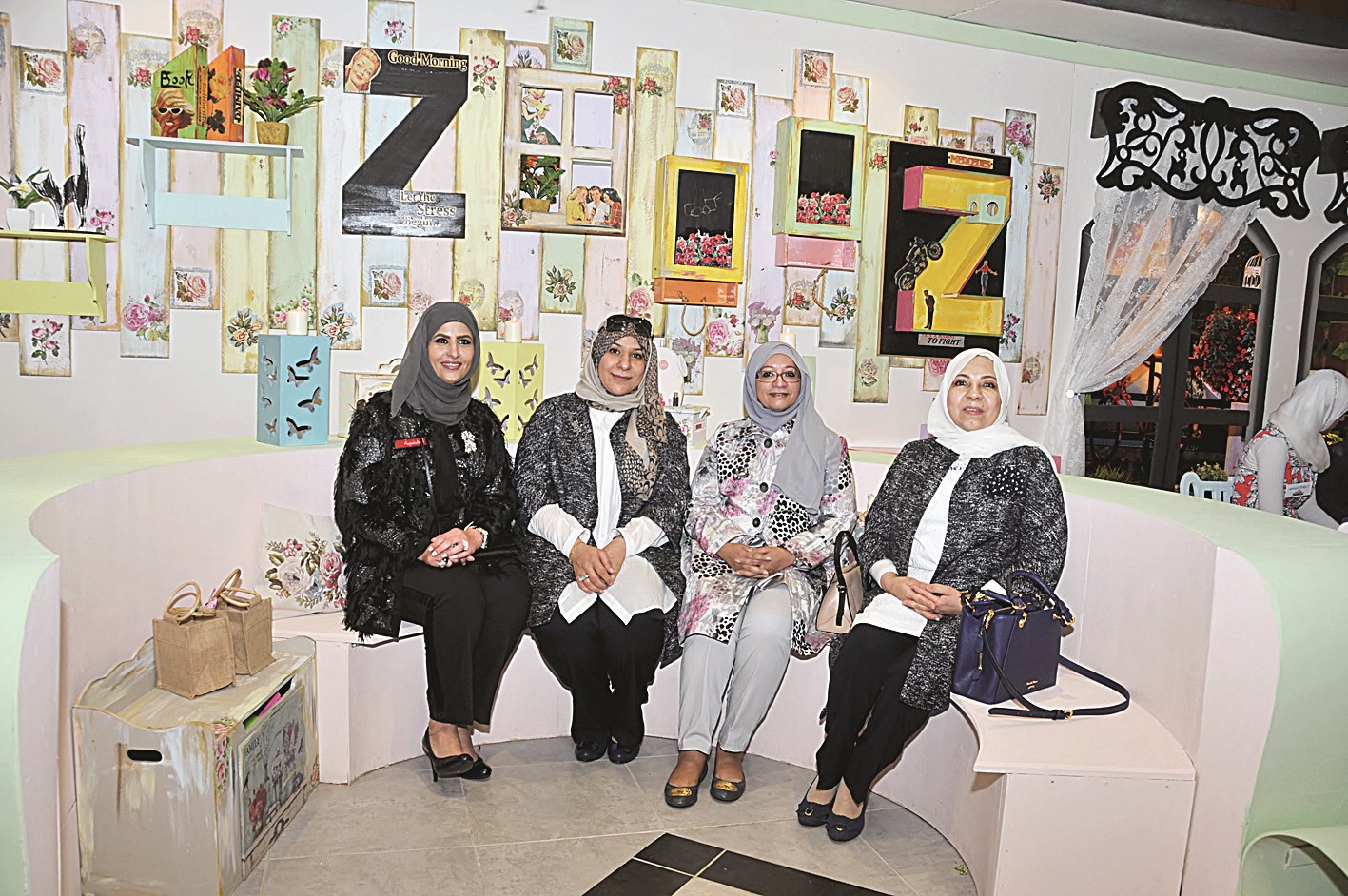 هدى المسلم وتهاني الأستاذ مع بعض الضيوف