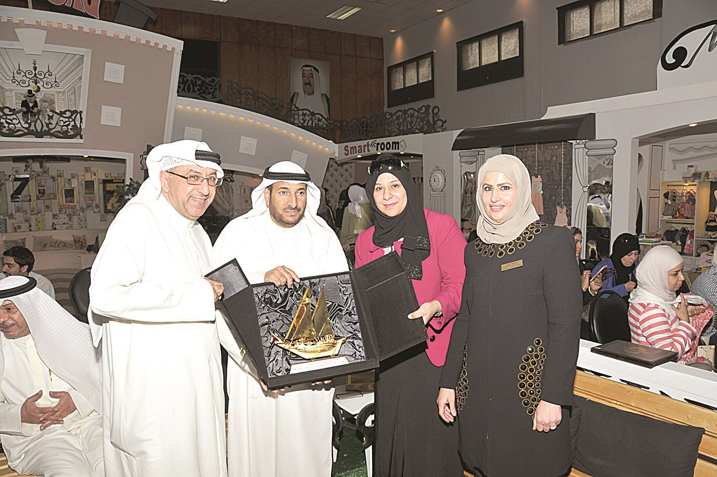 الأستاذ تكرم راعي الحفل