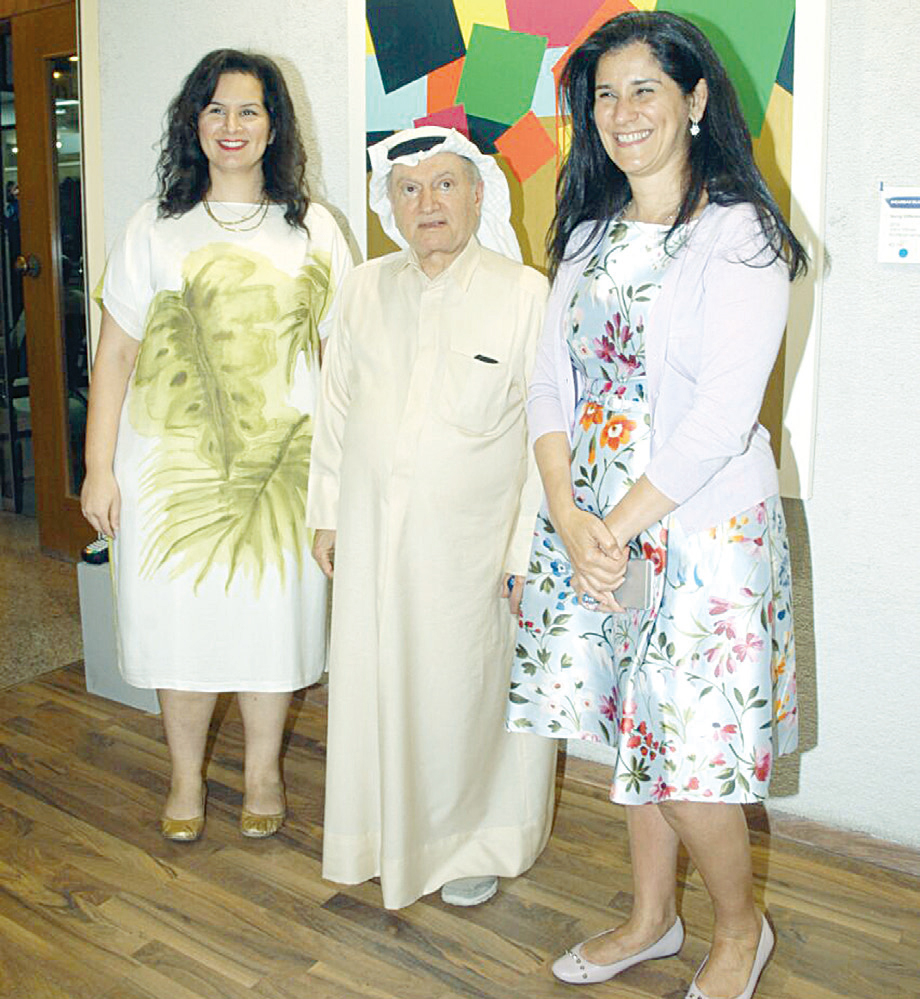 الشيخة انتصار سالم العلي وجواد بوشهري والشيخة فاطمة الصباح