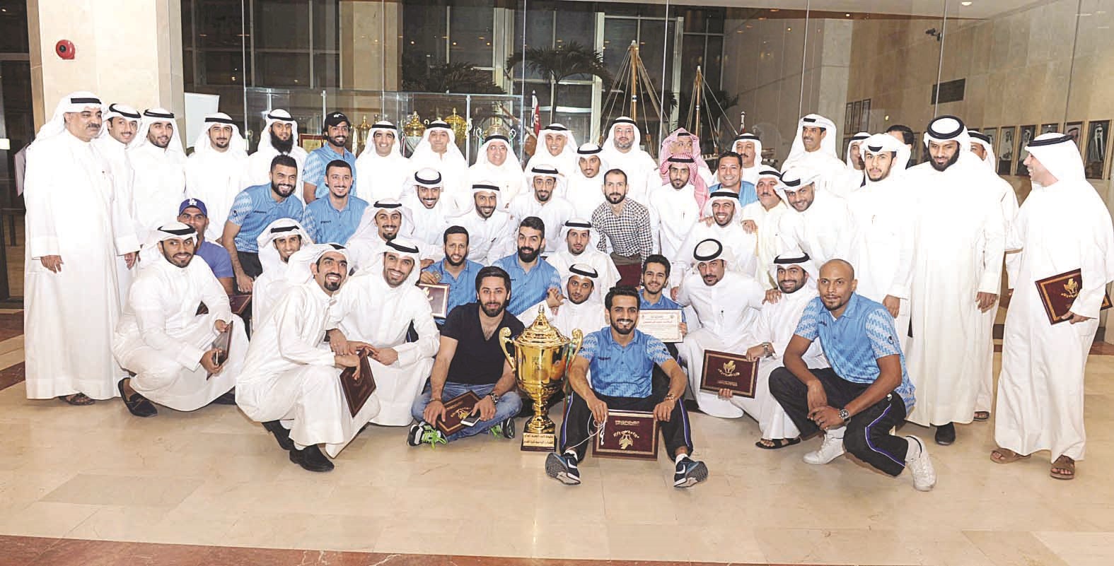 بوشهري وقيادات الوزارة مع الرياضيين المكرمين (تصوير زكريا عطية)