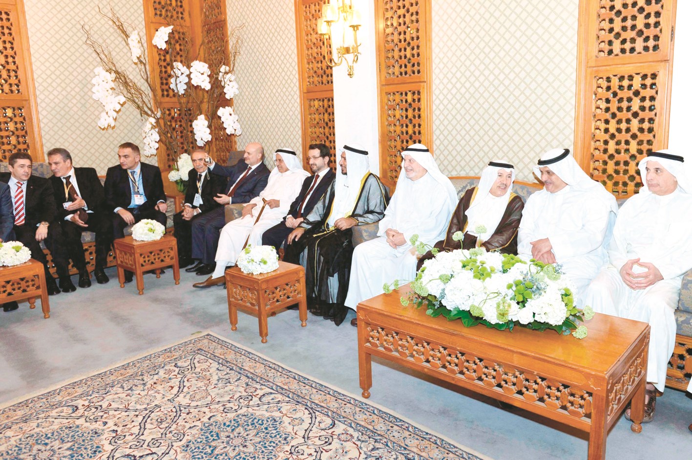 من اليمين: عبدالله الشايع وماجد العجيل والسفير عبدالله الذويخ وعبدالوهاب صالح الشايع وعدد من الحضور