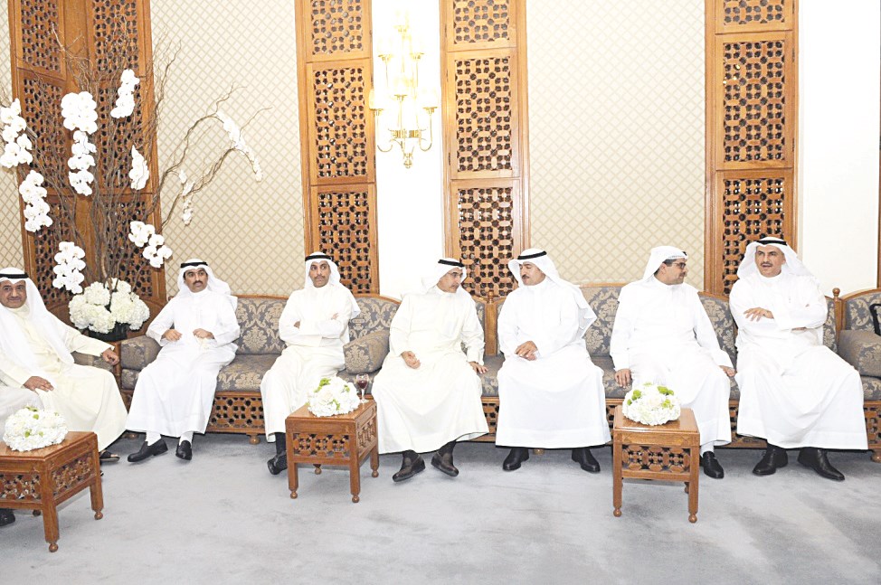 من اليمين: أحمد يوسف الصقر ومازن الناهض وحمد المرزوق وبدر السعد ومحمد الغانم ومحمد المرزوق وأياد الثويني