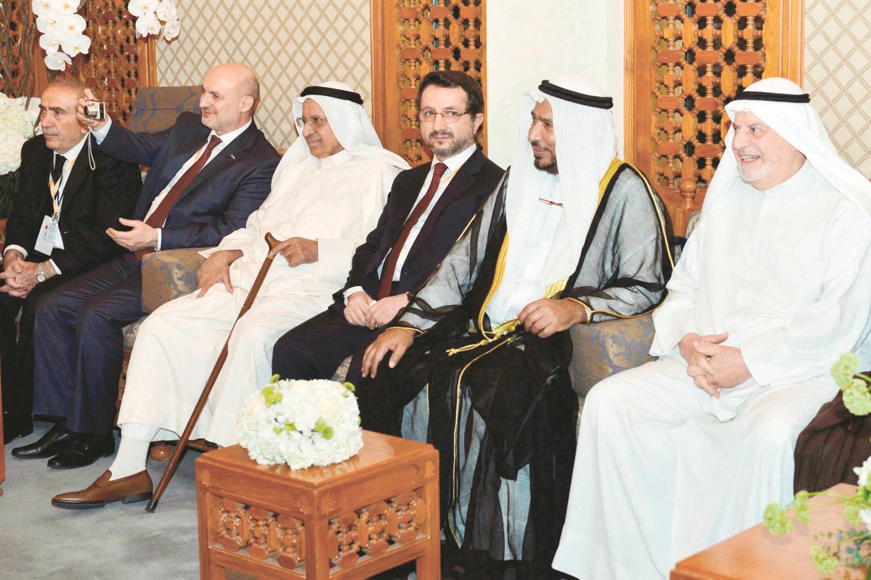 من اليمين: عبدالوهاب صالح الشايع والدكتور عبدالله المعتوق وأحمد صالح الشايع