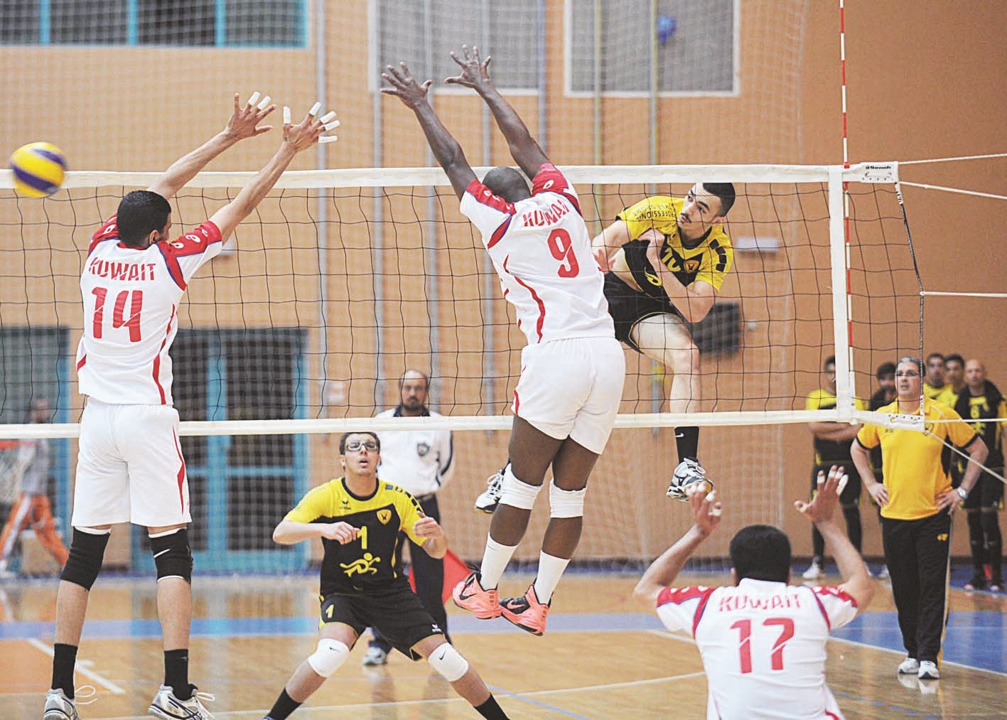 u0646u062cu0645 u0627u0644u0642u0627u062fu0633u064au0629 u0628u062fu0631 u062cu0648u0647u0631 u064au0636u0631u0628 u0628u0642u0648u0629 u0623u0645u0627u0645 u00abu0627u0644u0643u0648u064au062au00bb (u062au0635u0648u064au0631 u0633u0639u062f u0647u0646u062fu0627u0648u064a)