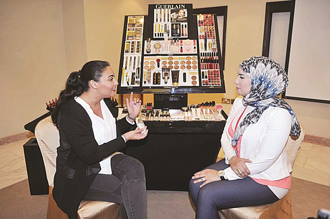 آمنة مرزوقي متحدثة إلى الزميلة رشا فكري