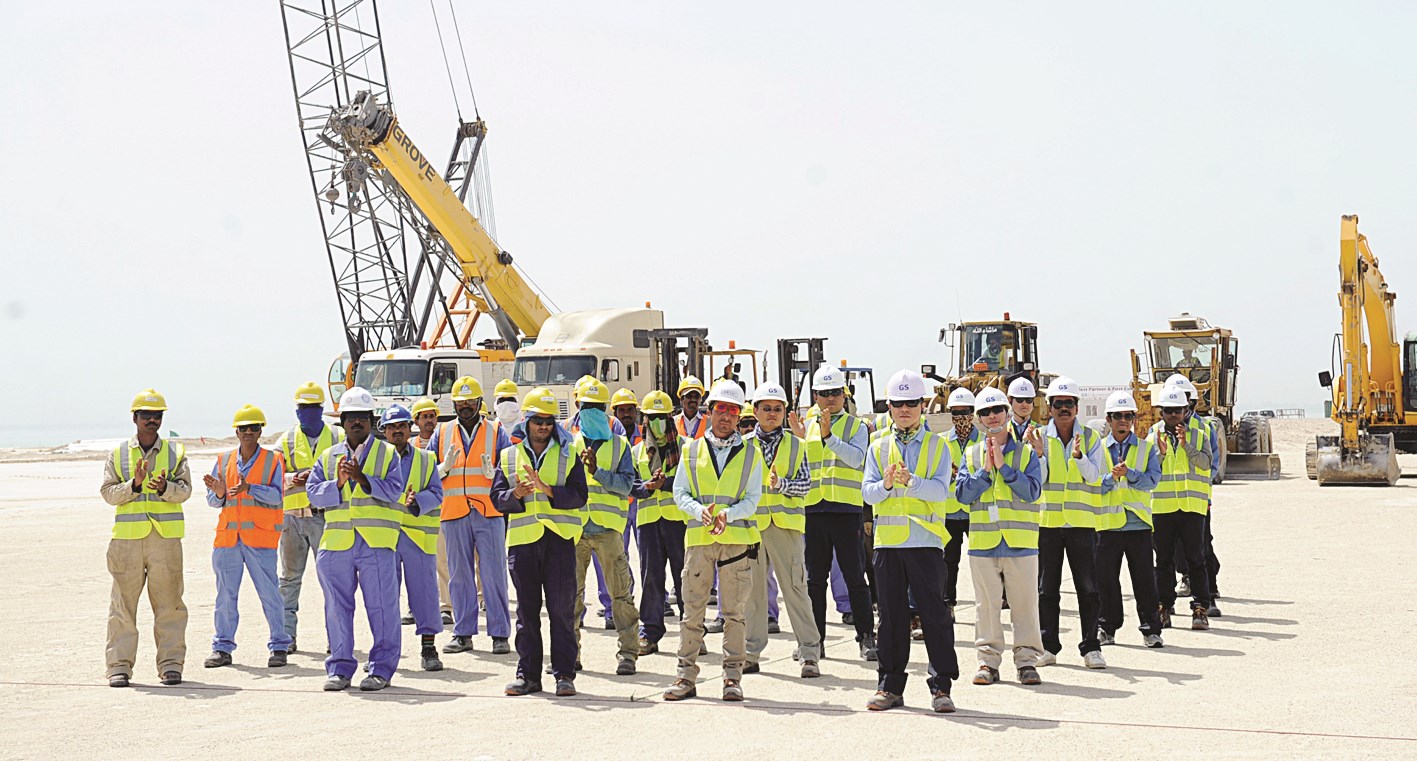 عمال الشركة المنفذة يحضرون حفل التدشين     (تصوير نايف العقلة)