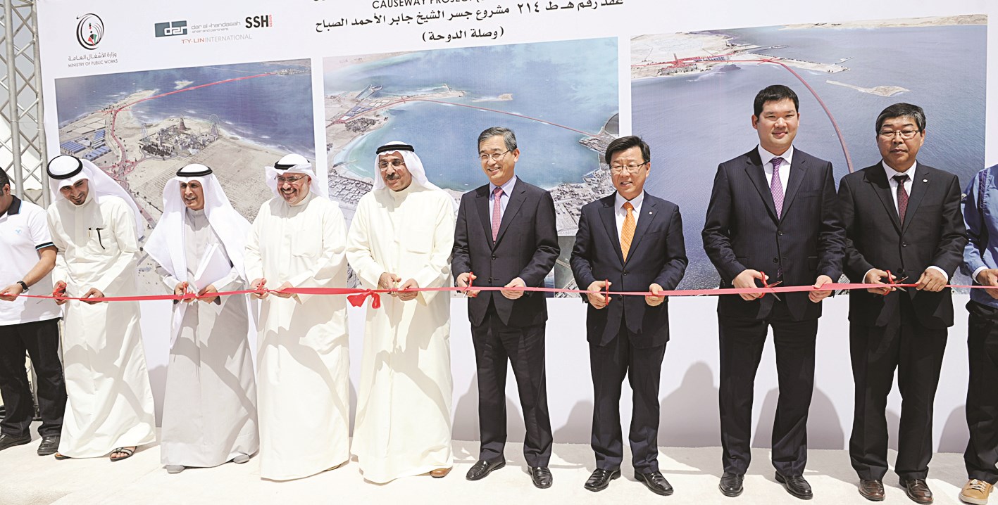 قص جماعي لشريط الافتتاح من مسؤولي «الأشغال» والشركة المنفذة