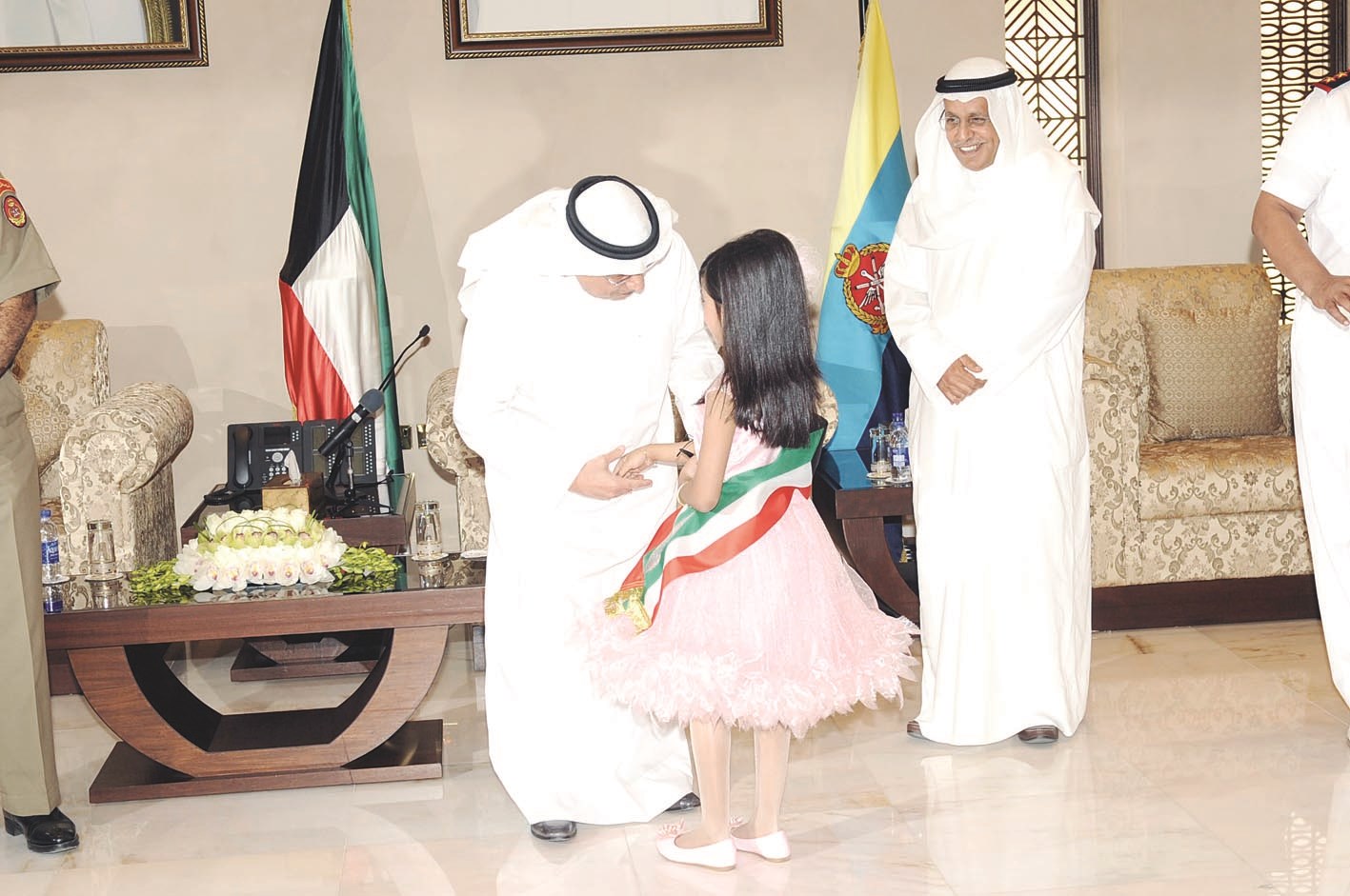 الجراح يحنو على الطفلة حلا المطيري