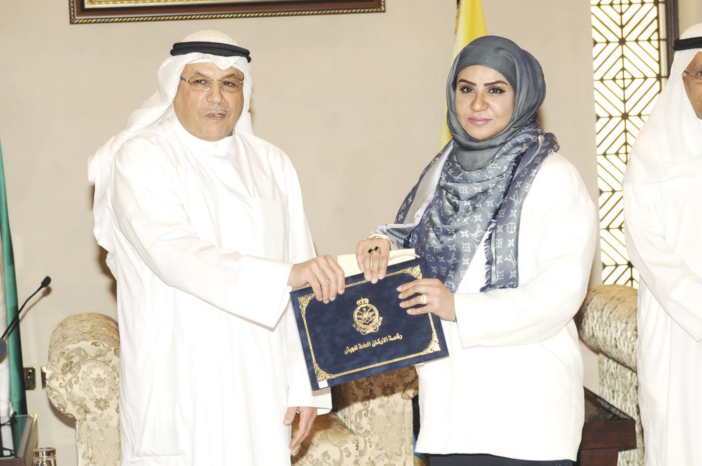 تكريم زوجة أحد الشهداء