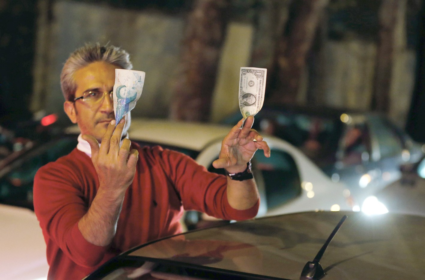 u0625u064au0631u0627u0646u064a u064au062du062au0641u0644 u0628u0631u0641u0639 u0639u0645u0644u0629 u0628u0644u0627u062fu0647 u0625u0644u0649 u062cu0627u0646u0628 u0627u0644u062fu0648u0644u0627u0631 u0641u064a u0634u0648u0627u0631u0639 u0637u0647u0631u0627u0646 (u0625u064a u0628u064a u0627u064au0647)