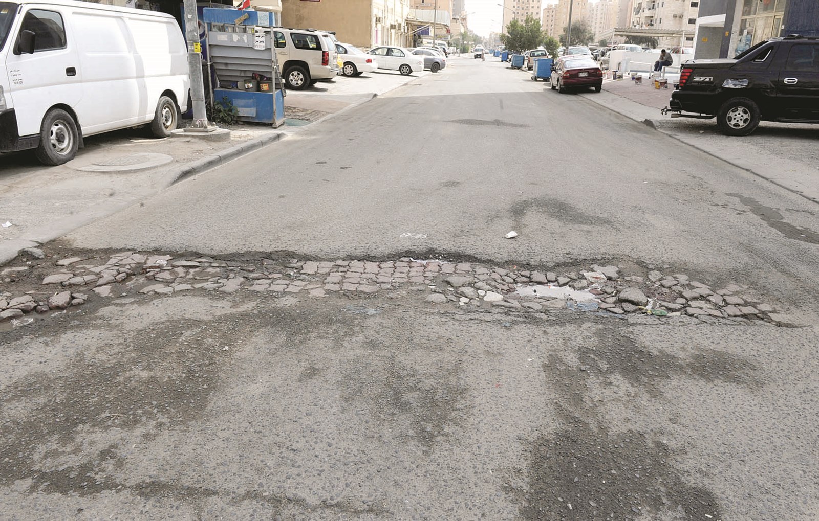 حفر في الشوارع تحولت "مطبات" (تصوير زكريا عطية)