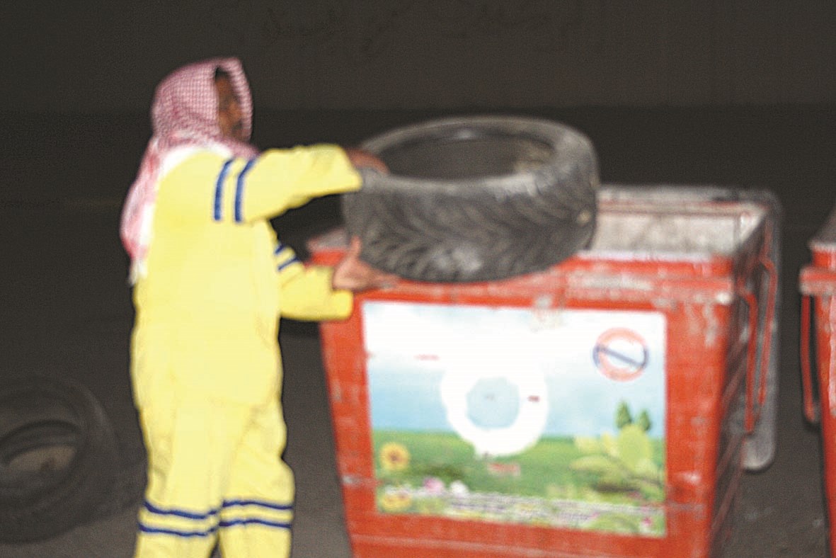 يستخرجون ما في الحاويات لبيعها