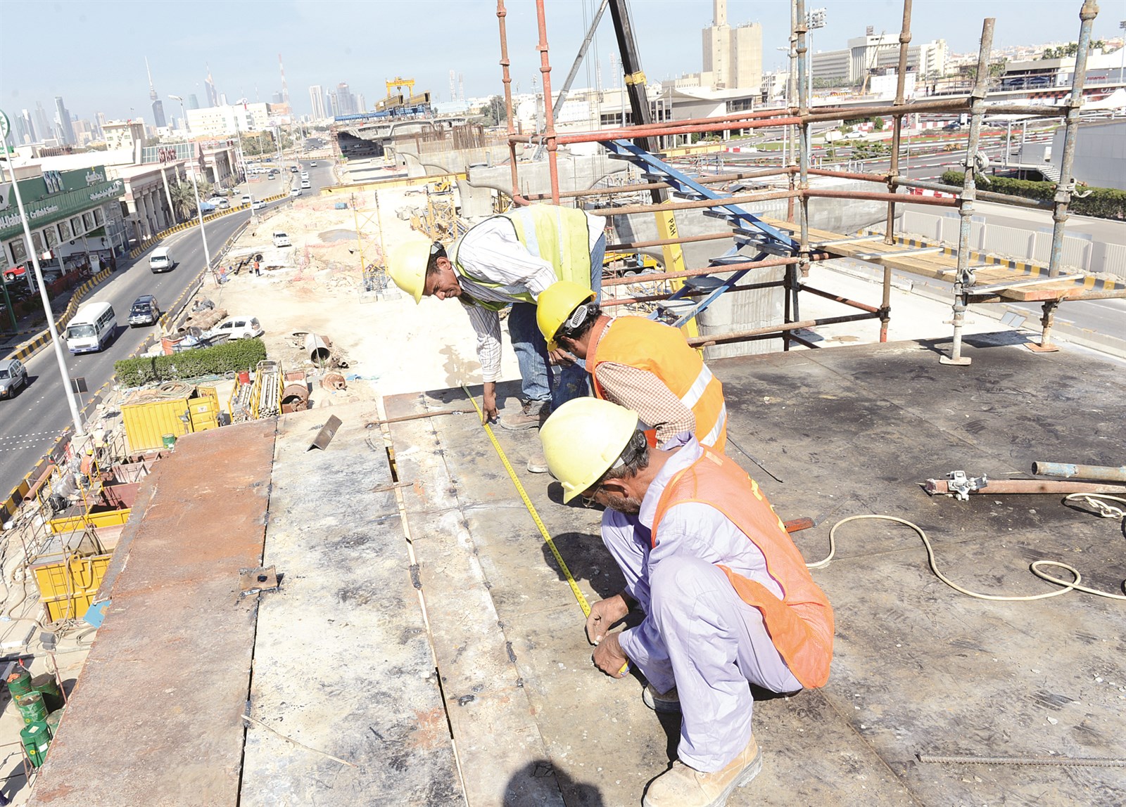 العمل متواصل ليلا ونهارا