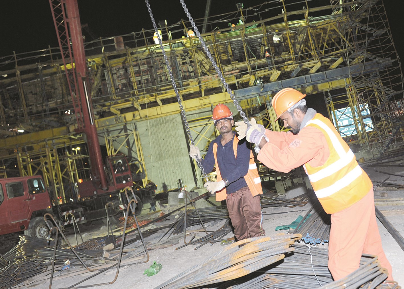 رفع الحديد لصب الأسمنت