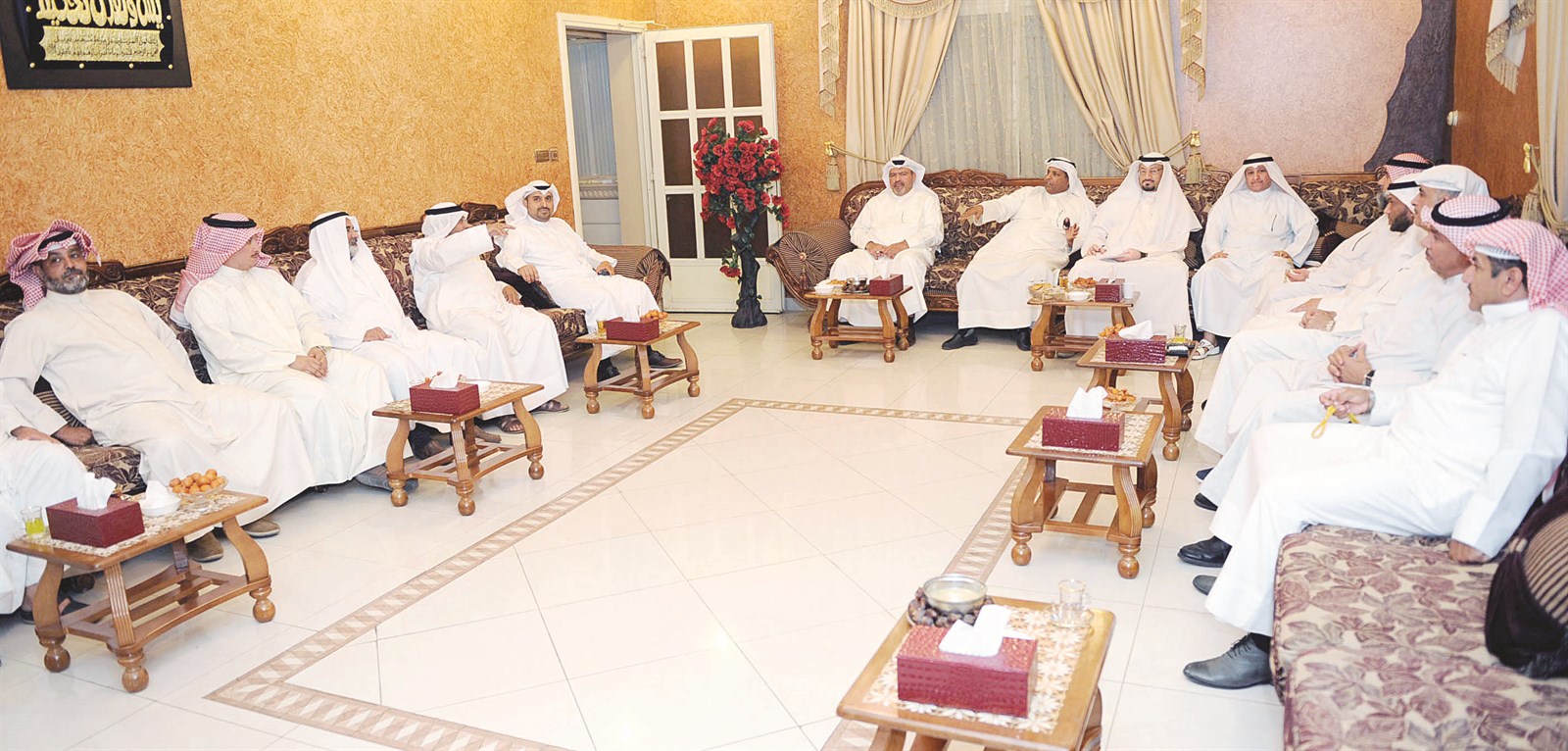 رواد الديوانية يتحدثون إلى الزميل ناصر الفرحان (تصوير نايف العقلة)