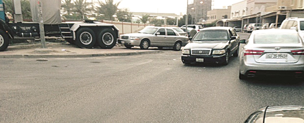 عفواً... الرصيف للسيارات والشاحنات