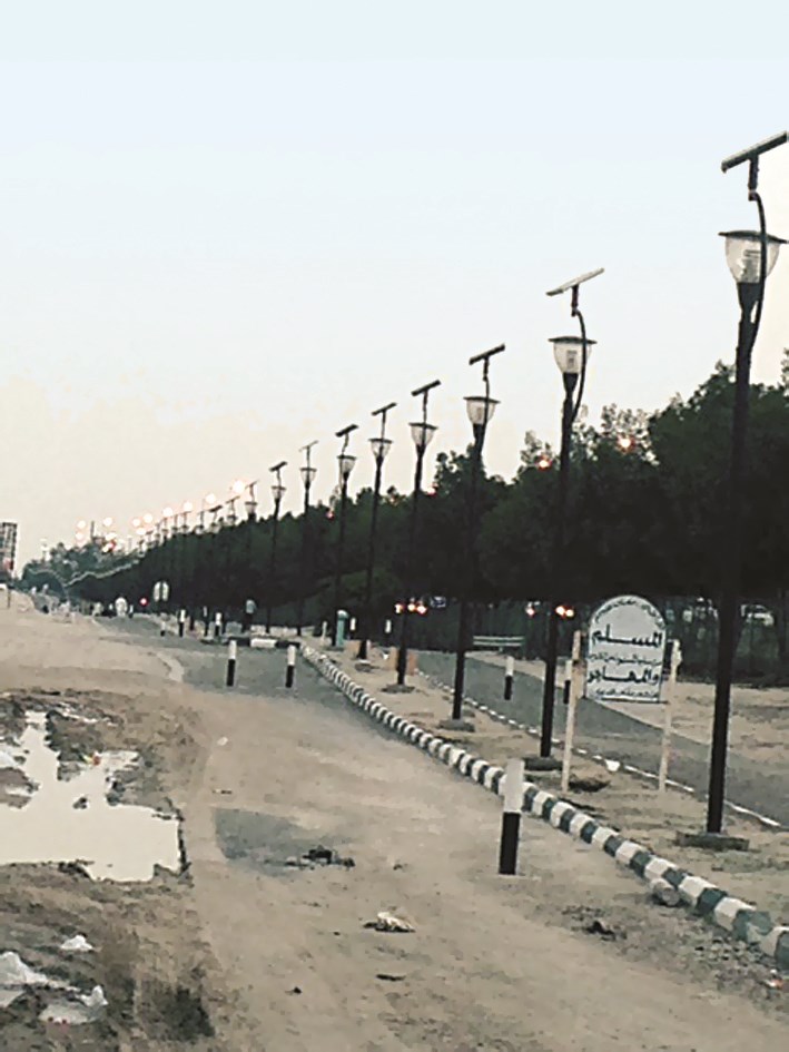 ممشى يضج بالحفر والمستنقعات