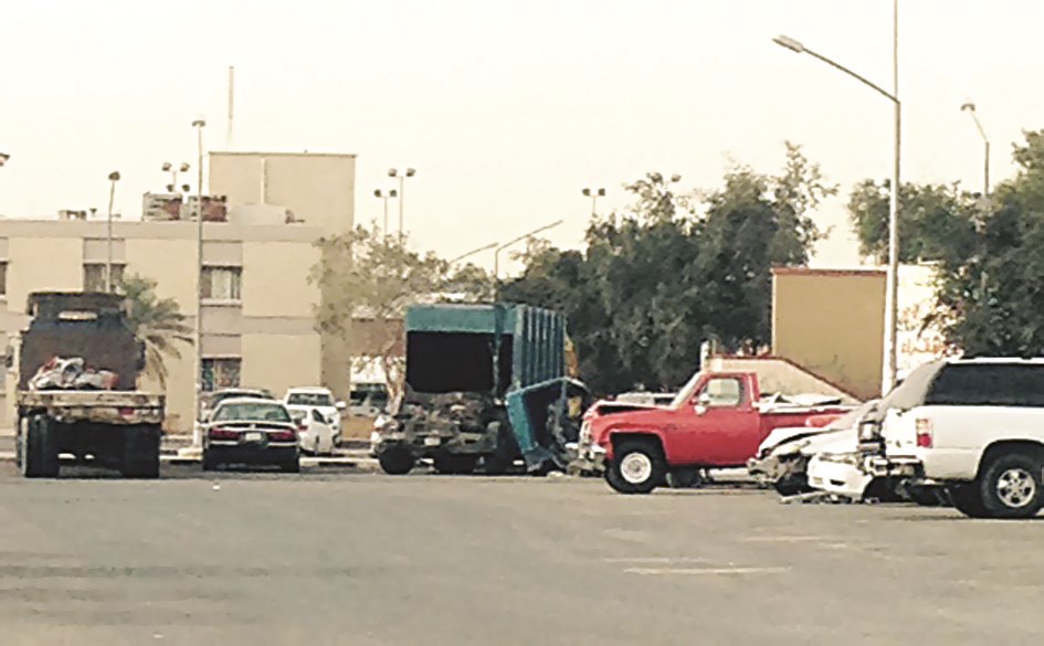 الشاحنات تحتل المواقف