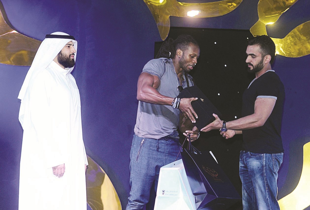 سعود الكندري وعادل واوان يكرمان حكام البطولة (تصوير زكريا عطية )