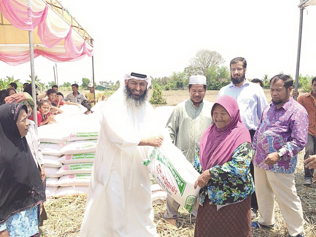 تسليم الأرز للأسر الفقيرة