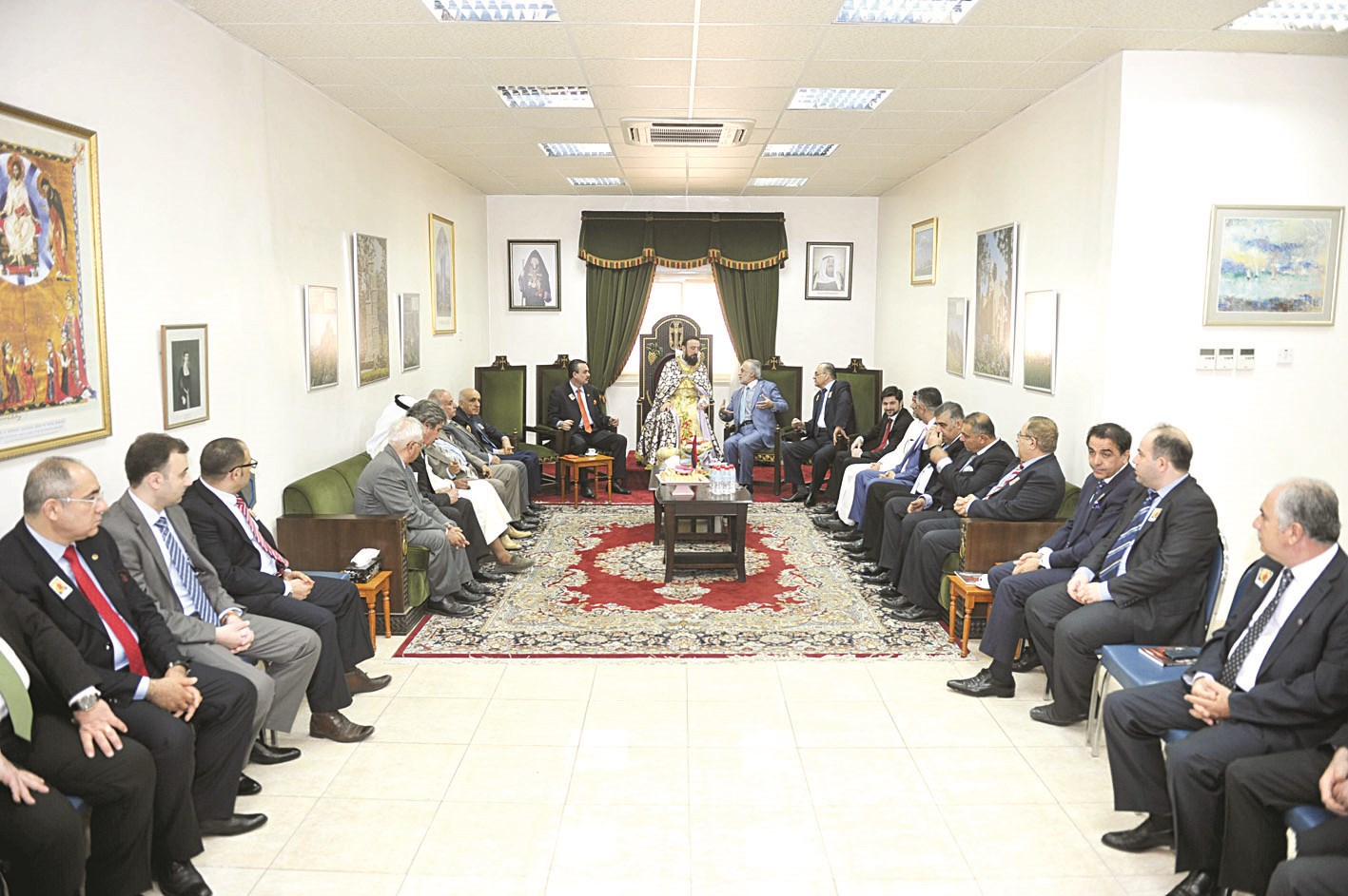 الأب كهيايان يتوسط حضور قداس عيد الفصح (تصوير نور هنداوي)