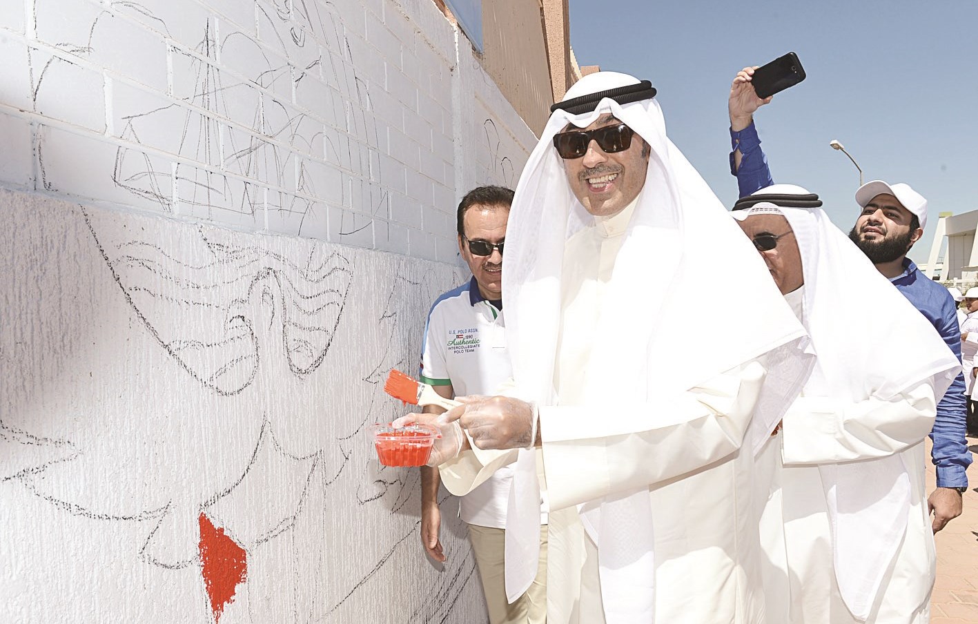 المحافظ يرسم علم الكويت وسط اللوحة الفنية