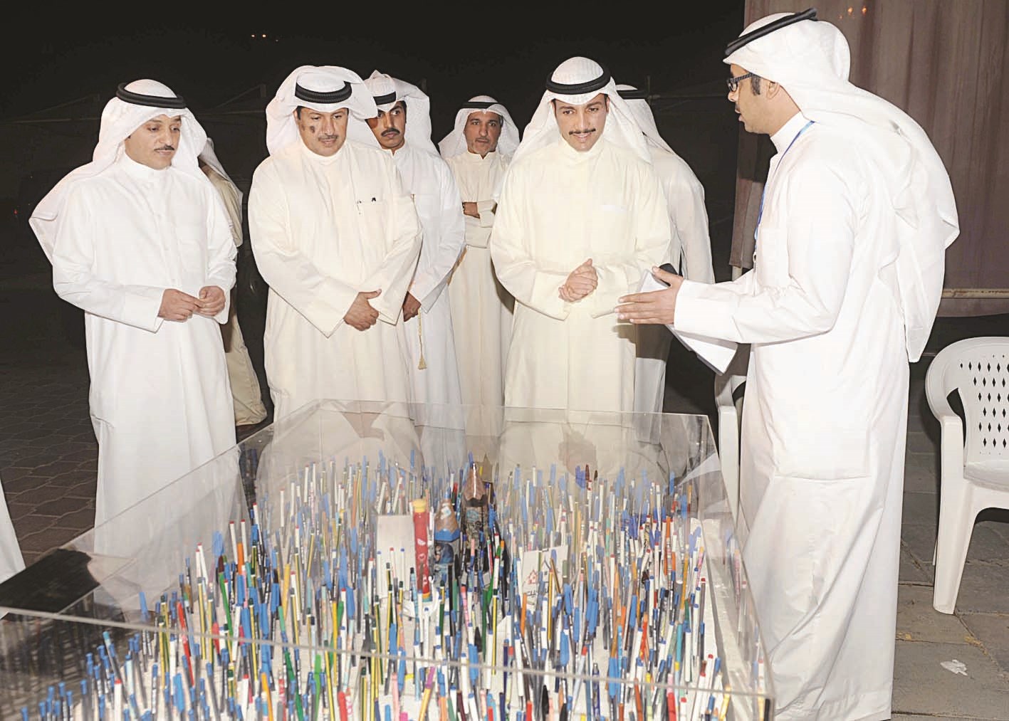 المطيري يشرح للغانم وموسى دلالة اللوحة الرمزية للحملة