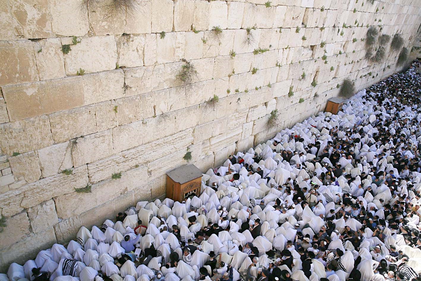 u064au0647u0648u062f u0645u062au0637u0631u0641u0648u0646 u064au0624u062fu0648u0646 u0627u0644u0635u0644u0627u0629 u0642u0631u0628 u062du0627u0626u0637 u00abu0627u0644u0628u0631u0627u0642u00bb u0641u064a u0627u0644u0642u062fu0633 u0627u0644u0642u062fu064au0645u0629 ( u0627 u0641 u0628)