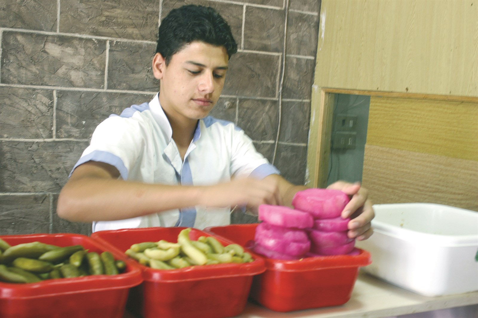 شاب سوري يبيع مخللات لتدبير حاجاته الأساسية