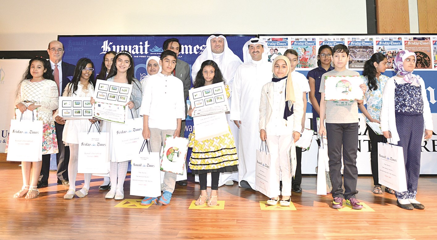 الخشتي مع مجموعة من الطلبة الفائزين