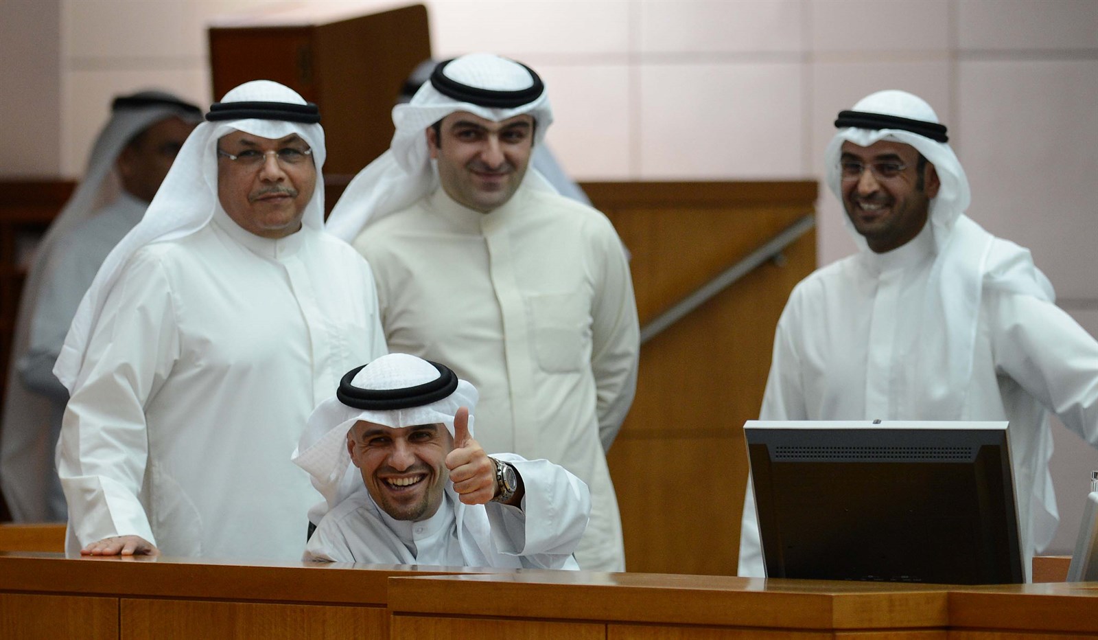 الصالح فرحاً باقرار قانون "اسواق المال" وابتسامة تفاؤل جمعت الجراح وأبل والحجرف