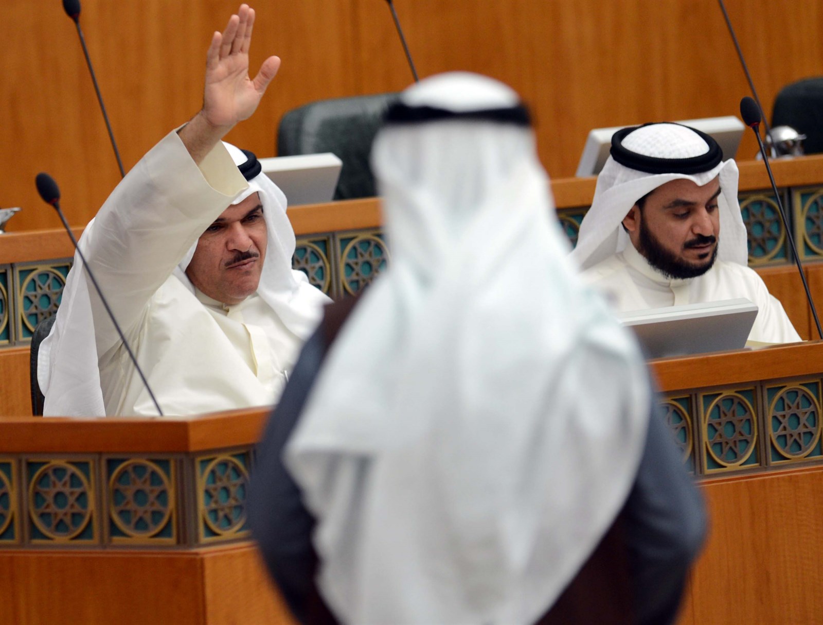 سلمان الحمود يطلب الحديث وبدا الحويلة 