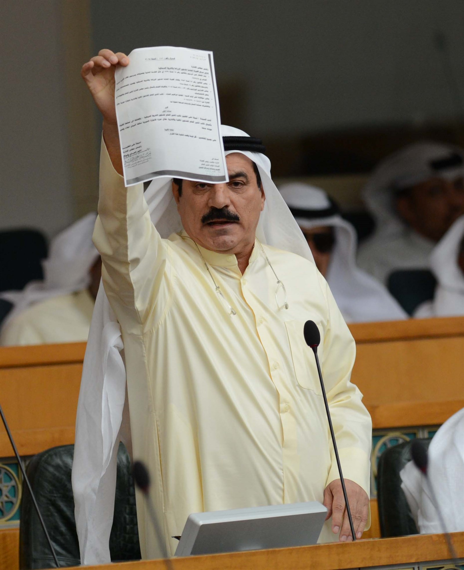 ... والمعيوف ملوحاً بمستند