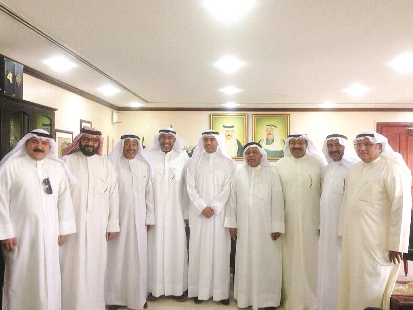 وكيل وزارة التربية متوسطاً وفد جمعية الكشافة