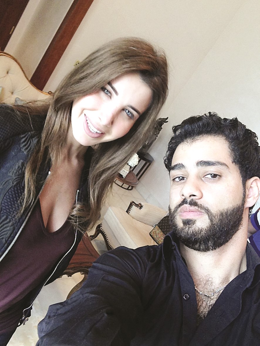 «سيلفي» بين نانسي والزميل علاء محمود