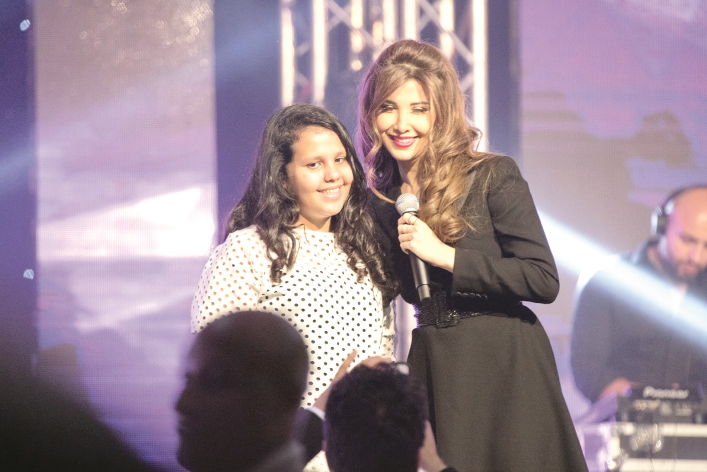 ... ومع الطفلة التي اعتلت خشبة المسرح